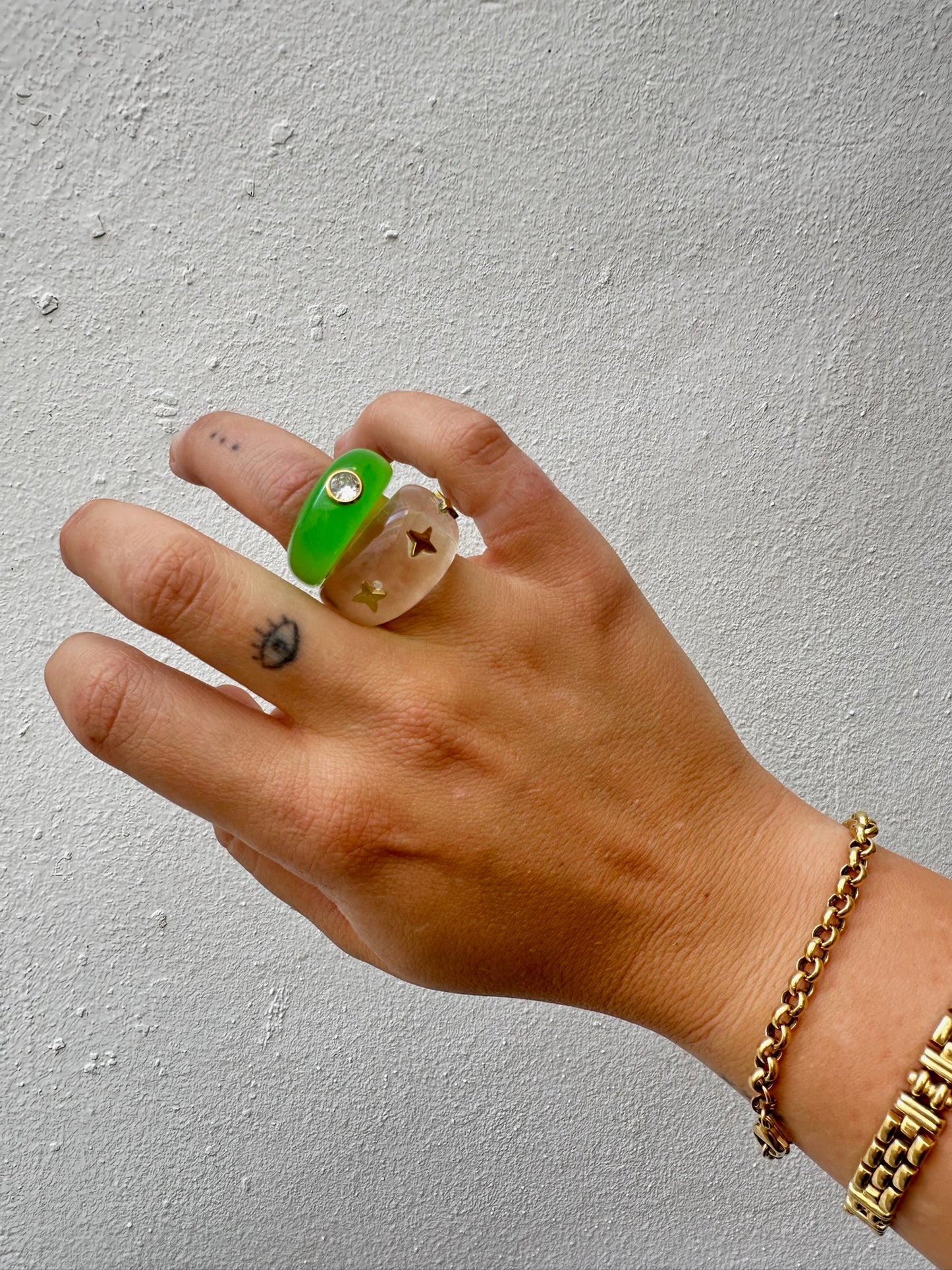 Anillo Resina Fancy Redondo Verde Claro con Brillante en Medio