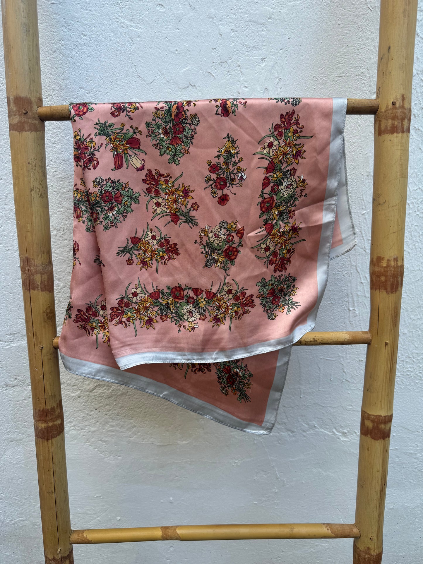 Pañuelo Fondo Rosa Flores Borde Gris