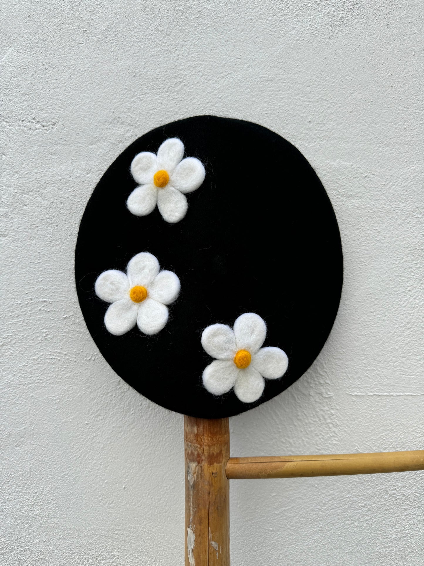 Boina con Margaritas Negra