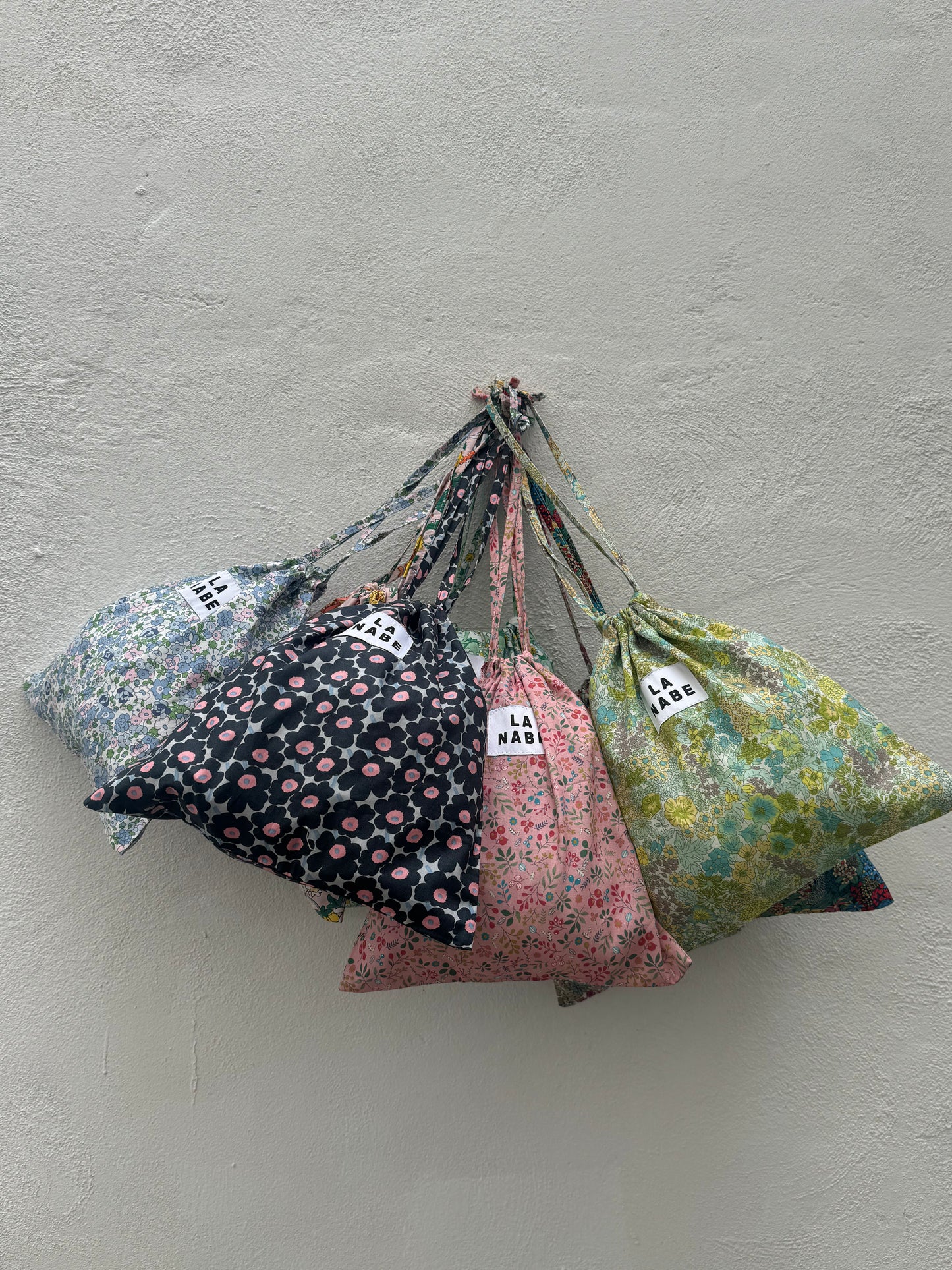 Bolsa Tela Guardapolvo Fondo Blanco Flores Liberty Azul