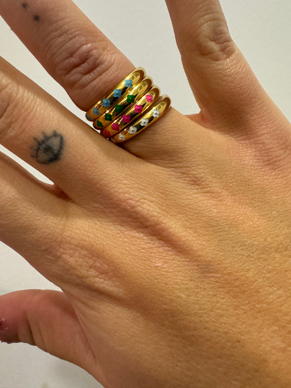 Anillo Dorado con Tira de Cinco Flores Esmaltadas Verde