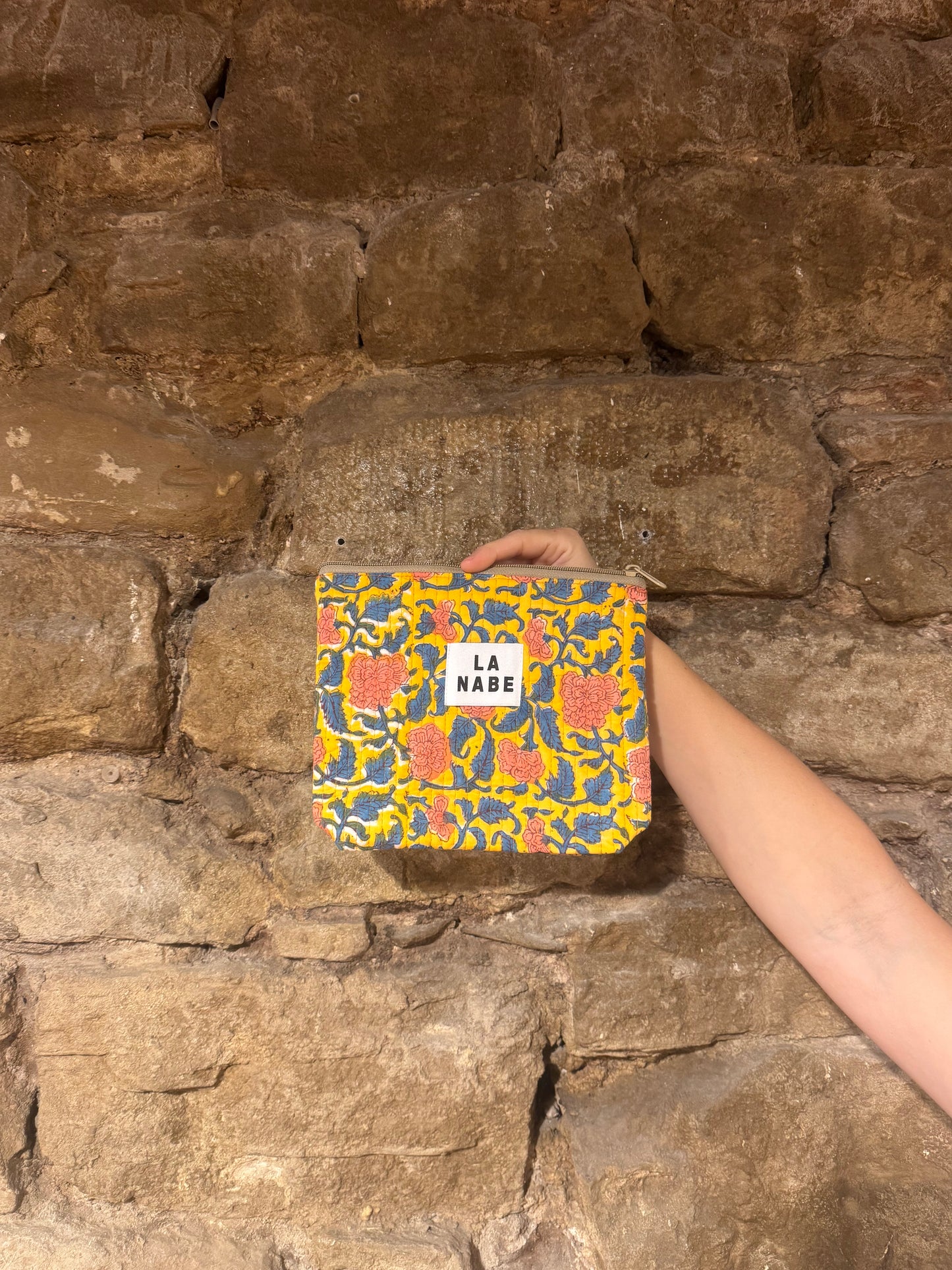 Monedero o Bolsita India Fondo Amarillo con Flores Rosa y Azul