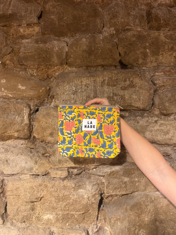 Monedero o Bolsita India Fondo Amarillo con Flores Rosa y Azul