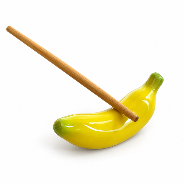 Apoyapalillos Cerámica Plátano con un palillo, fondo blanco
