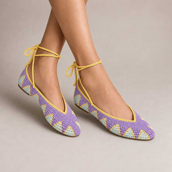 Bailarinas de crochet lila y azul con cordones amarillos, sobre modelo