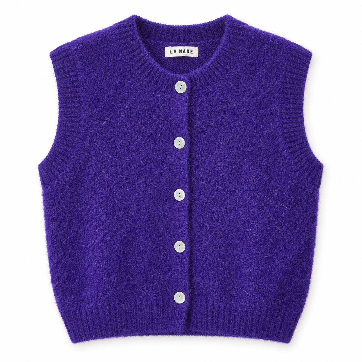 Chaleco mohair morado con botones sobre fondo blanco