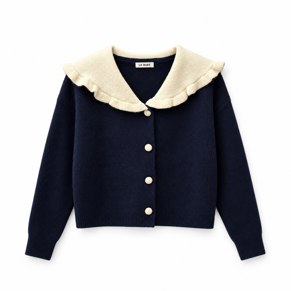 Chaqueta marinera azul con cuello crema sobre fondo blanco