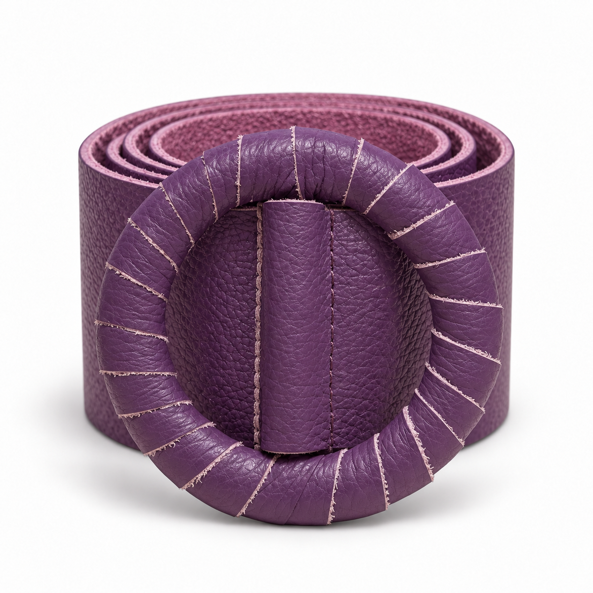 Cinturón piel morado con hebilla circular sobre fondo blanco