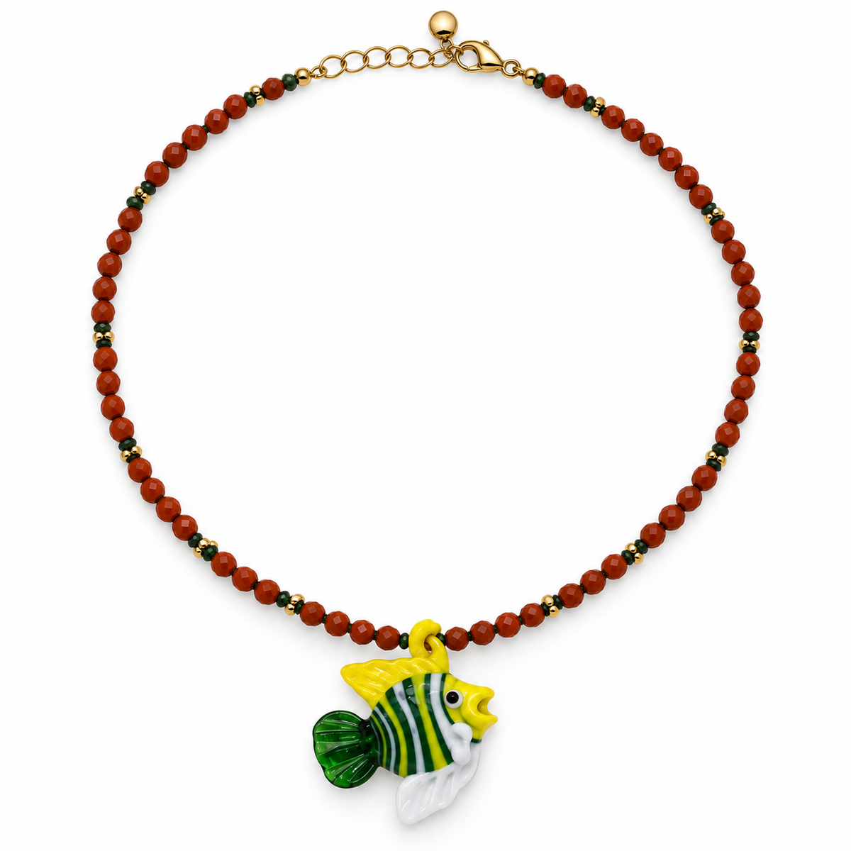 Collar de cuentas marrones con pez verde y amarillo sobre fondo blanco
