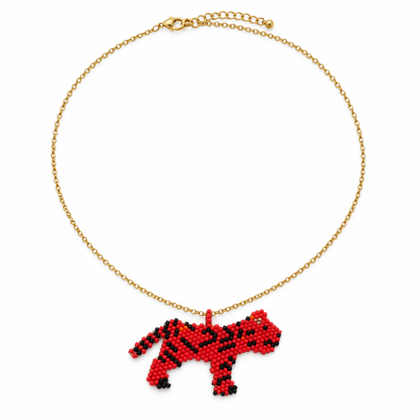 Collar Miyuki tigre rojo con cadena dorada sobre fondo blanco