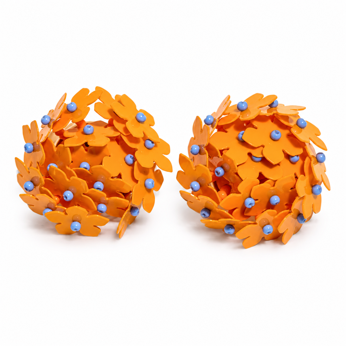 Pendientes Flor Transparentosa Naranja Con Estambres Azul — foto de estudio sobre fondo blanco