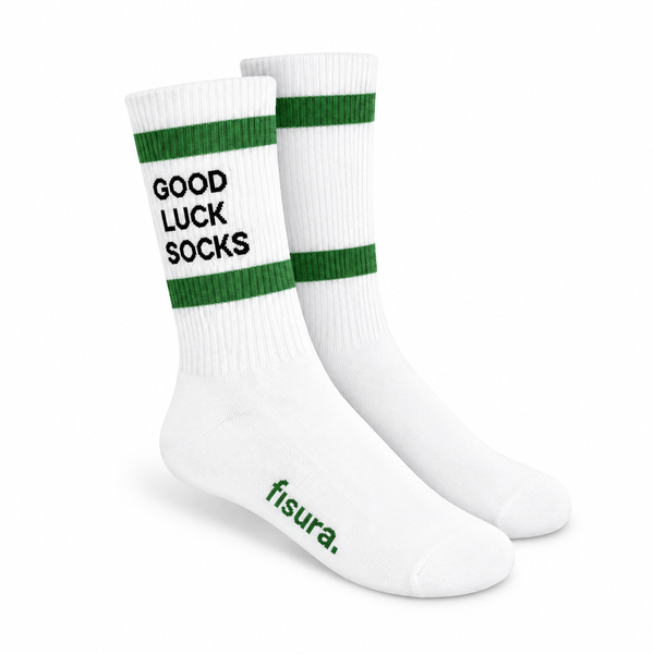 Calcetines Good Luck Socks blancos con verde, foto de estudio sobre fondo blanco