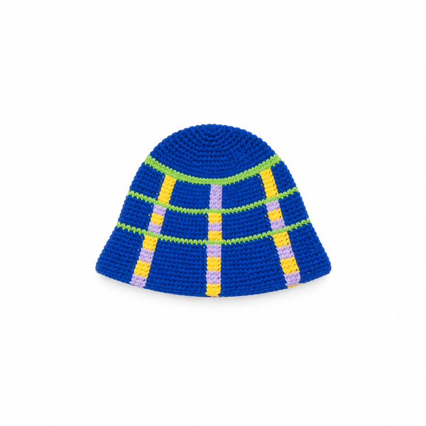 Gorro tejido azul de cuadros sobre fondo blanco