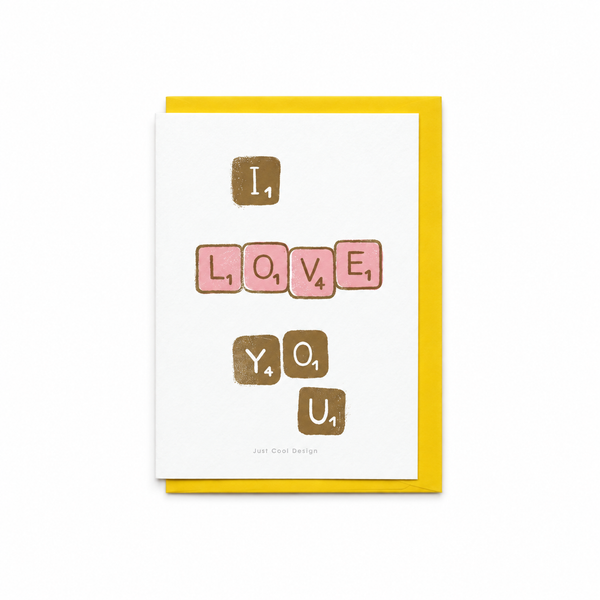 Postal I Love You Scrabble con sobre amarillo sobre fondo blanco