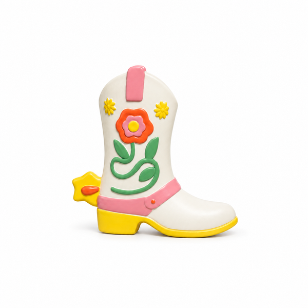Jarrón bota cowboy con flores sobre fondo blanco