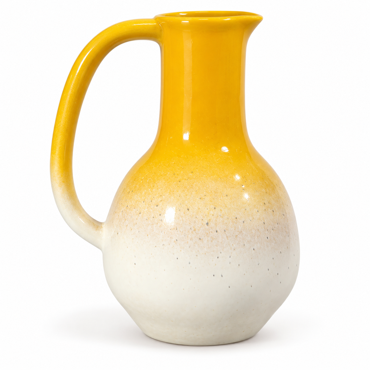 Jarrón con asa y acabado degradado amarillo y crema sobre fondo blanco
