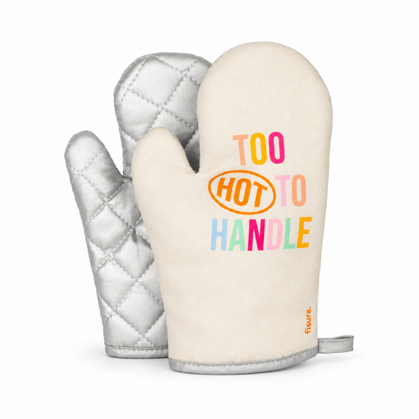 Manoplas de cocina Too Hot to Handle sobre fondo blanco