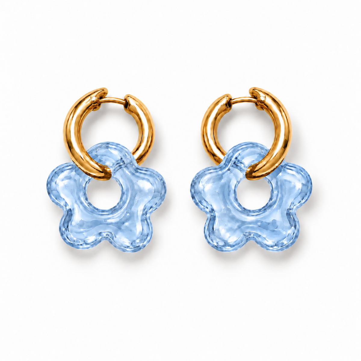 Mini pendientes de aro dorado con flor de resina azul claro