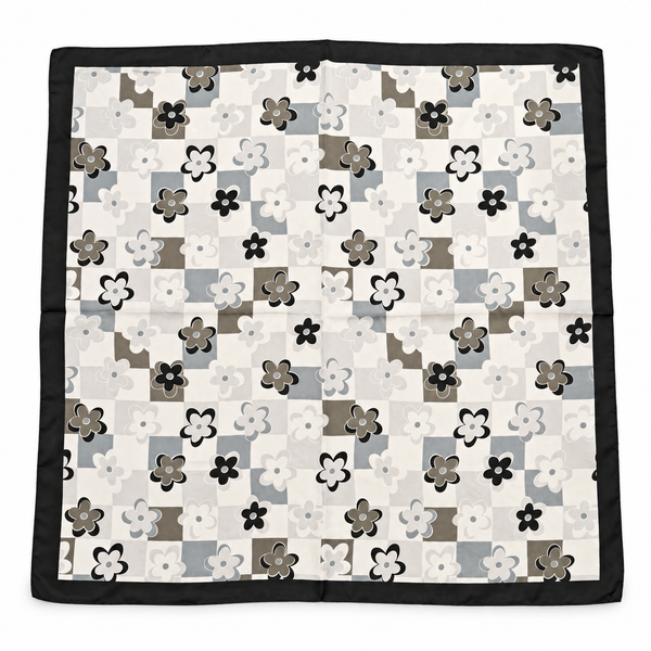 Pañuelo damero blanco y negro con flores sobre fondo blanco