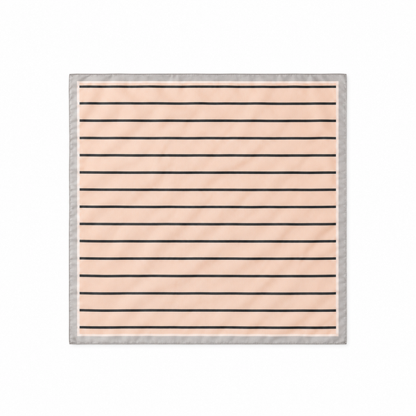 Pañuelo rosa de rayas extendido sobre fondo blanco