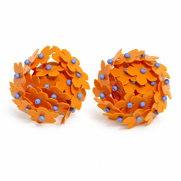 Pendientes bola flores lentejuelas naranja con azul sobre fondo blanco