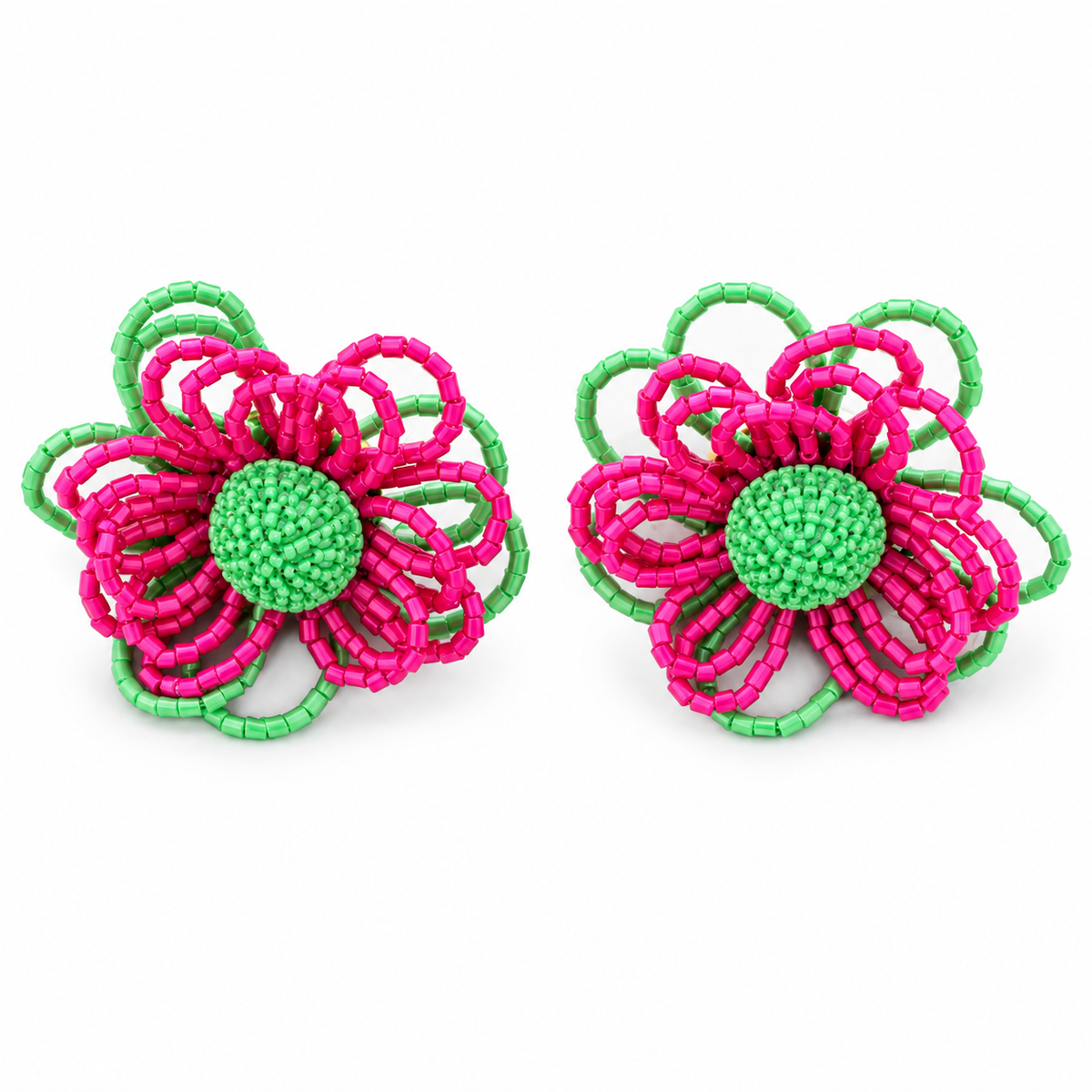 Pendientes Flor Cuentas con Aura Fucsia Verde sobre fondo blanco