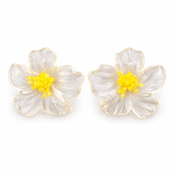 Pendientes flor transparente con estambres amarillos. Foto de estudio sobre fondo blanco.