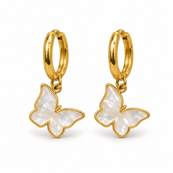 Mini Pendientes Mariposa Blanca Nacarada — par sobre fondo blanco