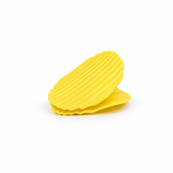 Pinza clip de sellado en forma de patata amarilla sobre fondo blanco