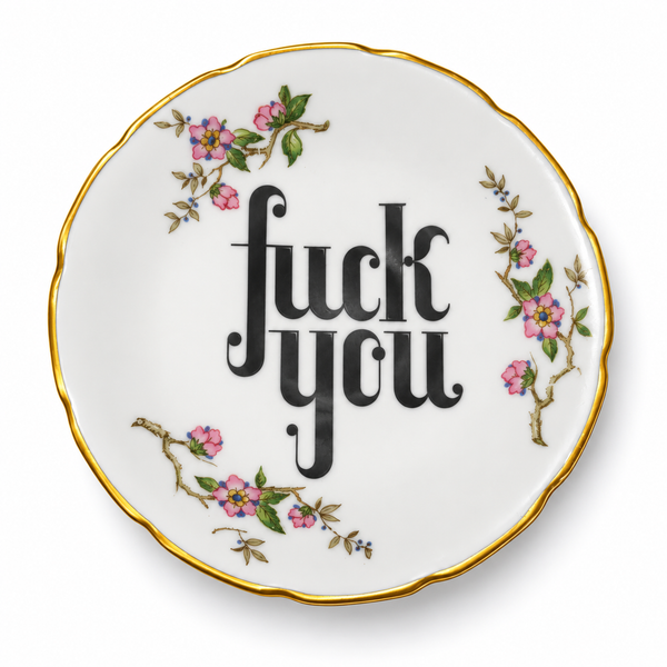 Plato Fuck You sobre fondo blanco