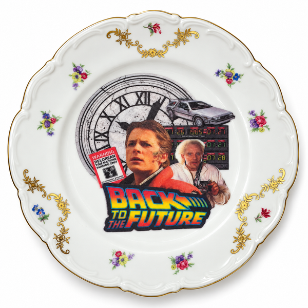 Plato Regreso al Futuro sobre fondo blanco