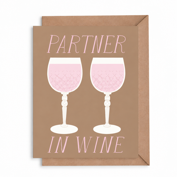 Postal Partner in Wine con sobre kraft sobre fondo blanco