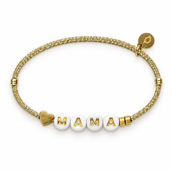 Pulsera dorada elástica con cuentas MAMA sobre fondo blanco