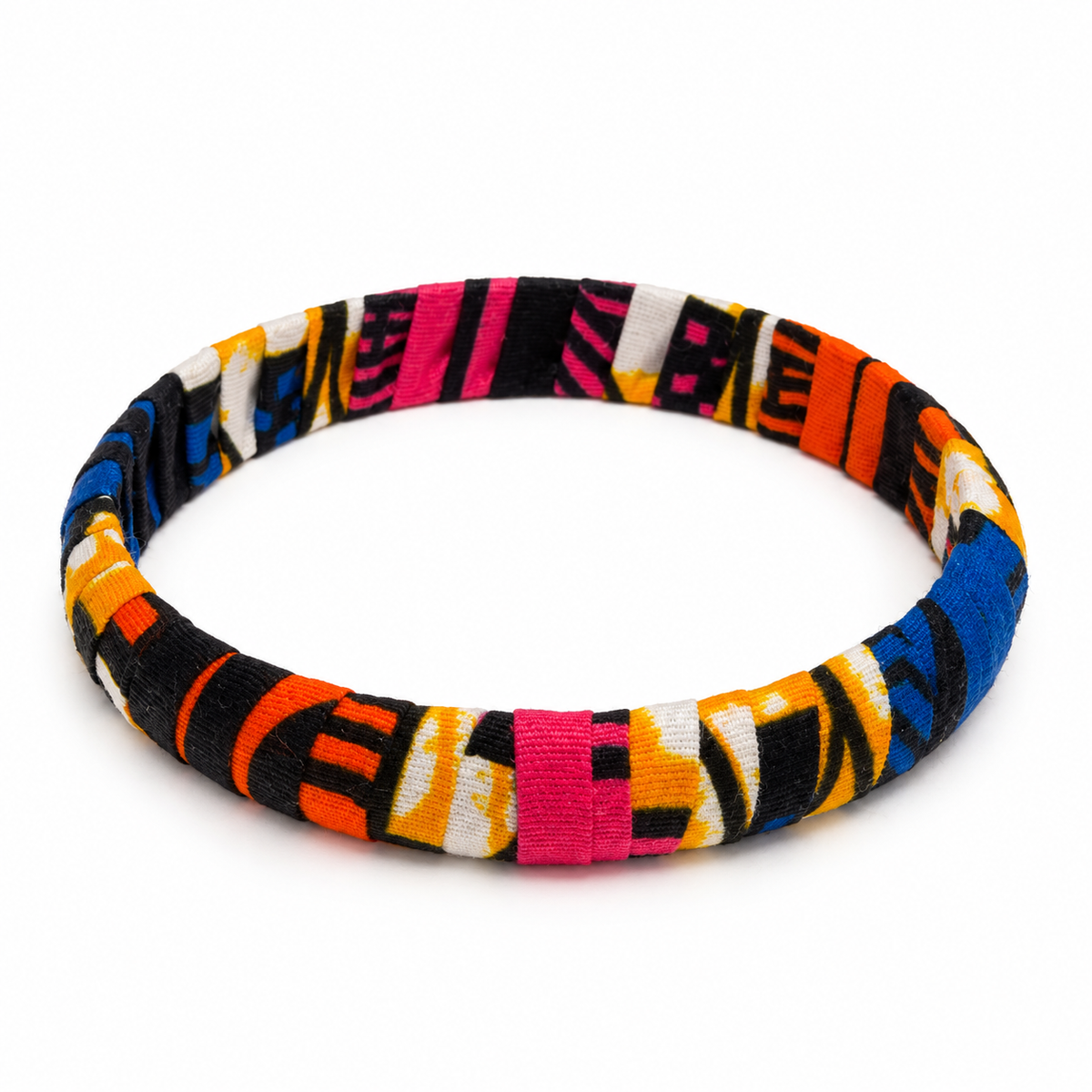 Pulsera fina de tela wax azul con fucsia, foto de estudio sobre blanco