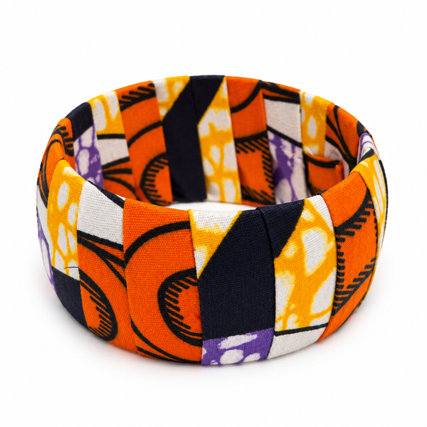 Brazalete ancho de tela wax naranja sobre fondo blanco