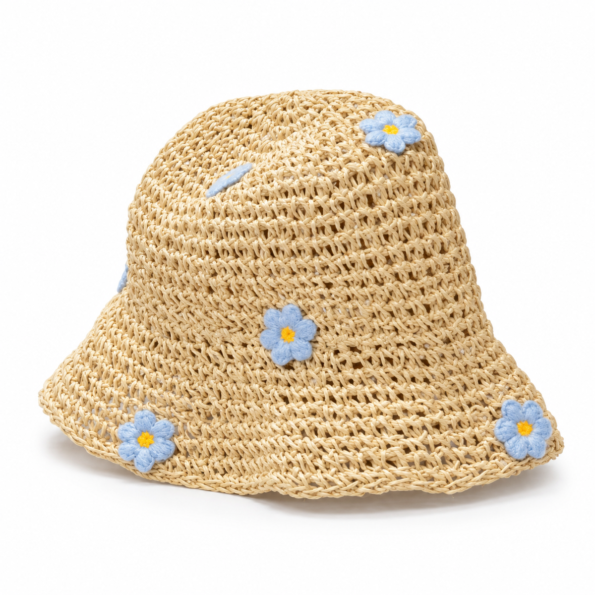 Sombrero de yute con margaritas azules sobre fondo blanco