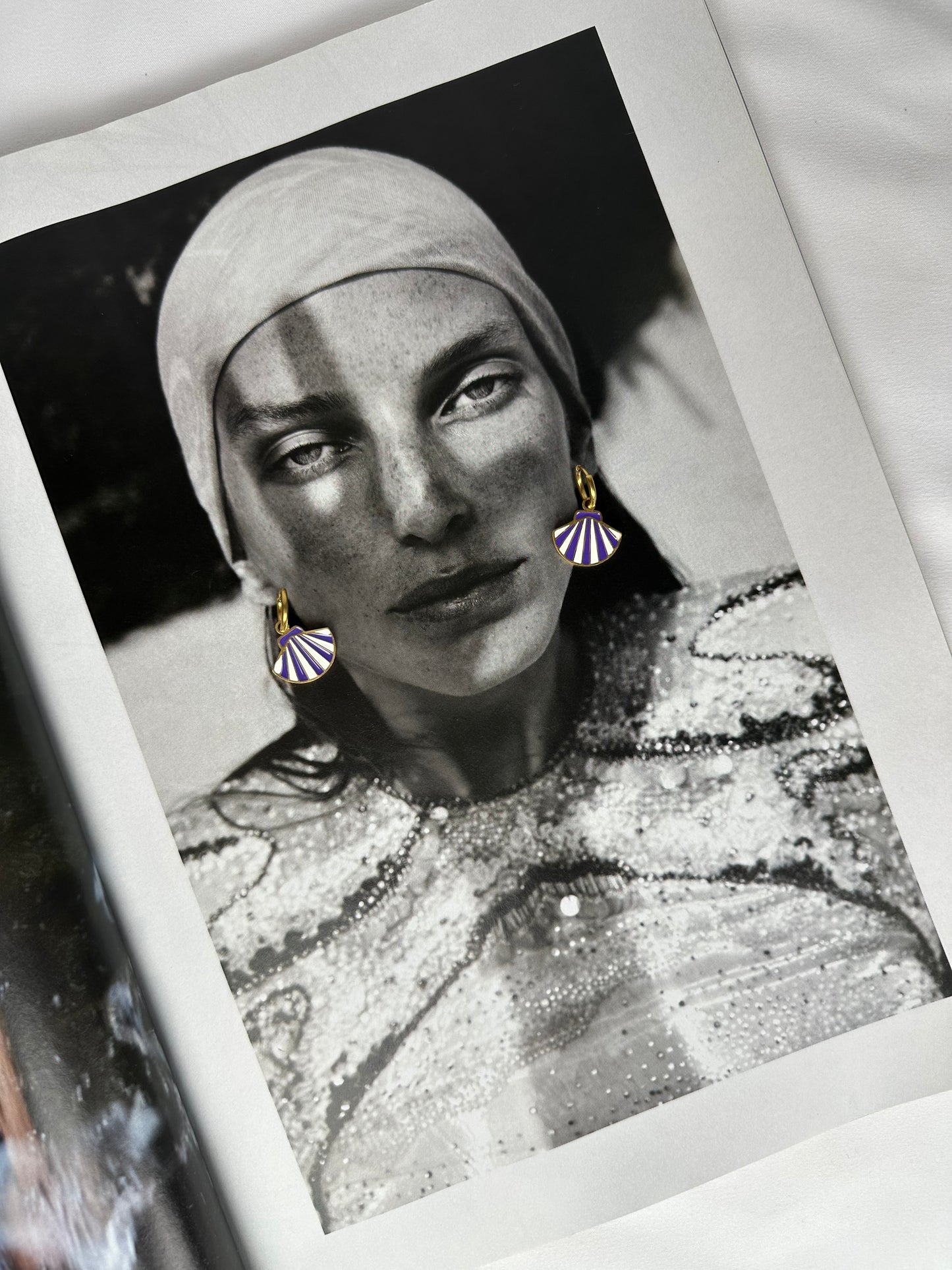 Mini Pendientes Concha Rayas Morado Blanco