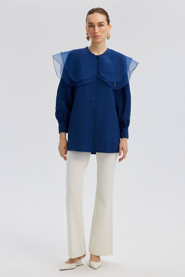Camisa de Lino con Cuello de Organza Azul Marino