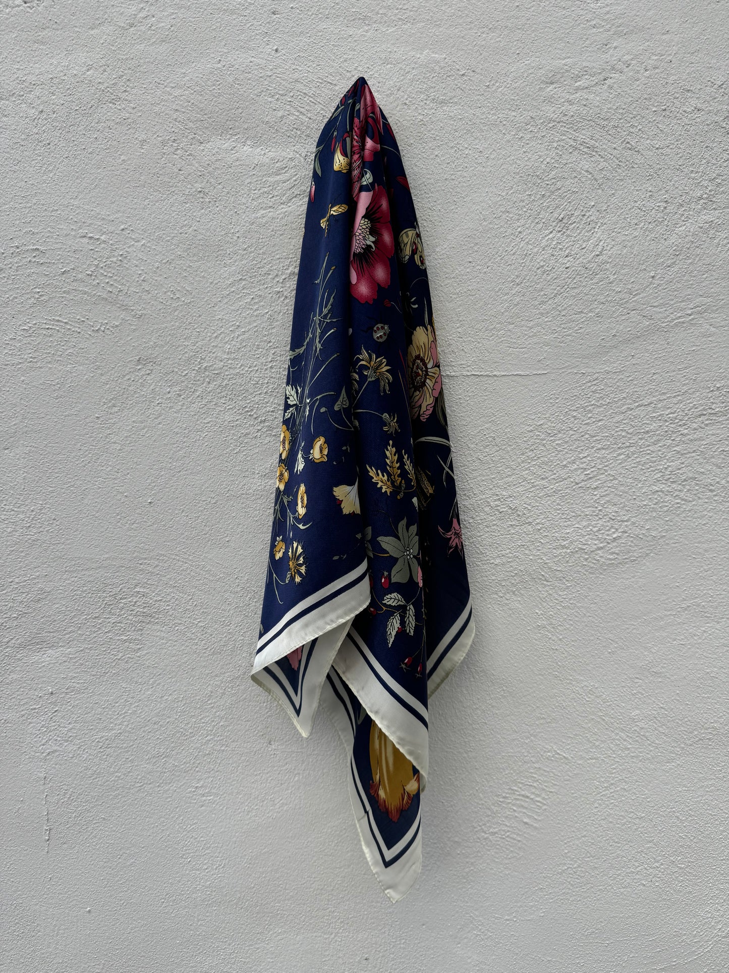 Pañuelo Flores Fondo Azul Marino Borde Blanco