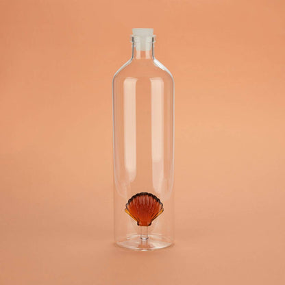 Botella Agua Cristal con Figura Concha Marrón