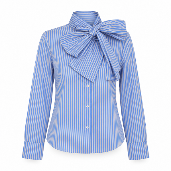 Camisa azul claro de rayas blancas con lazada — foto de estudio fondo blanco