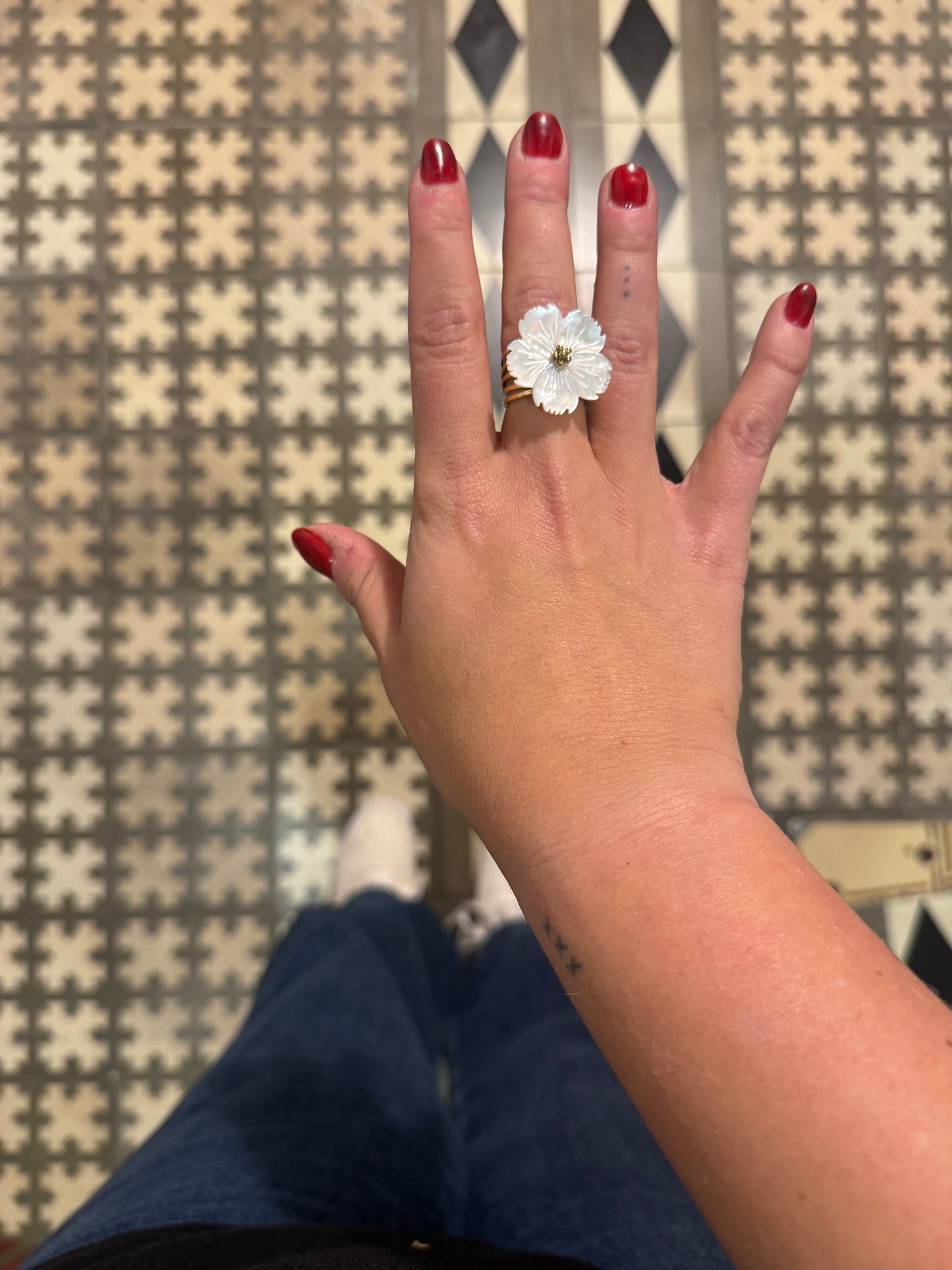 Anillo Flor Imitación Nácar Puntas Redondas