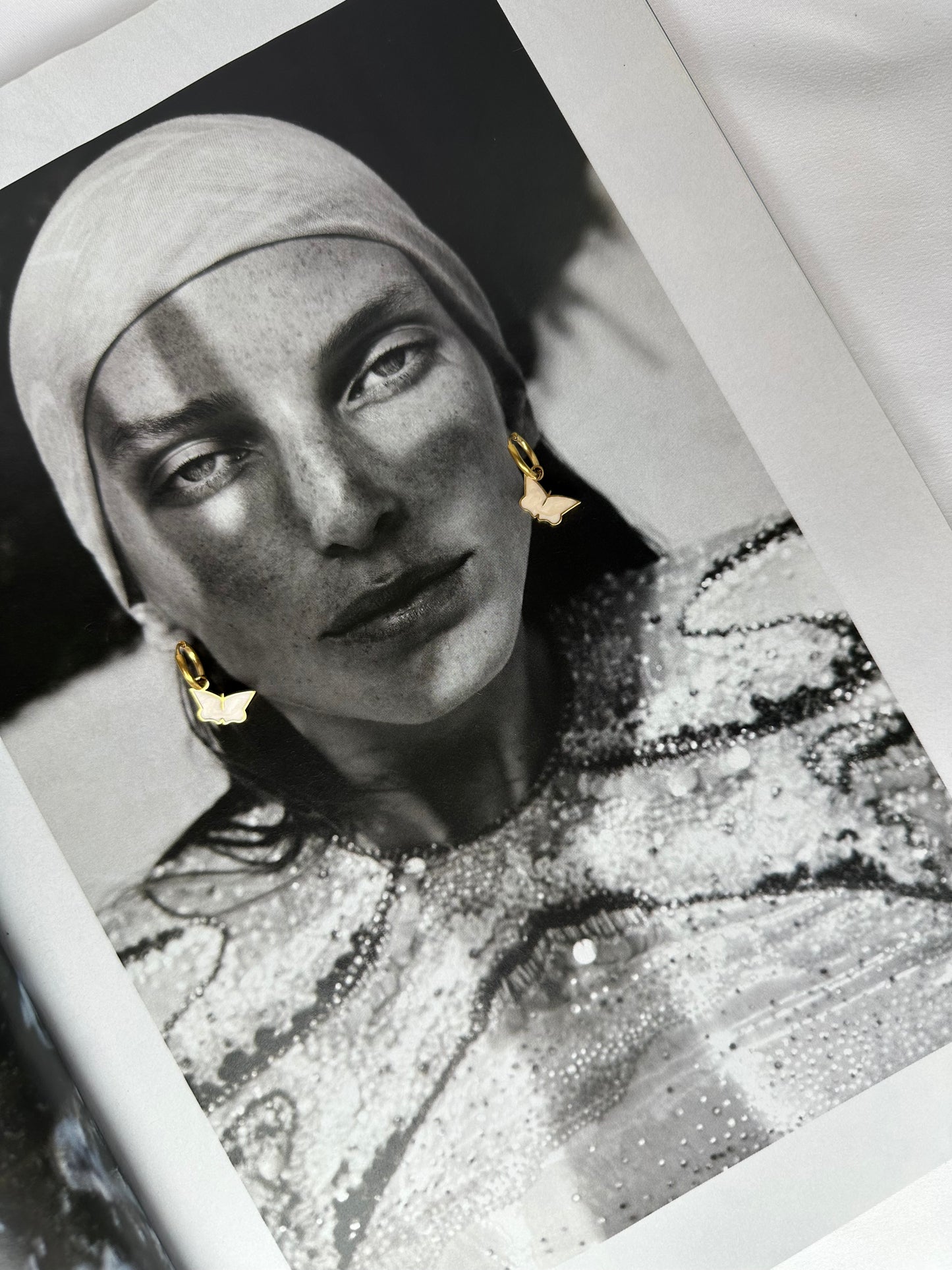 Mini Pendientes Mariposa Blanca Nacarada