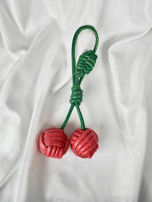 Llavero Charm Cereza Roja Hecha con Nudos