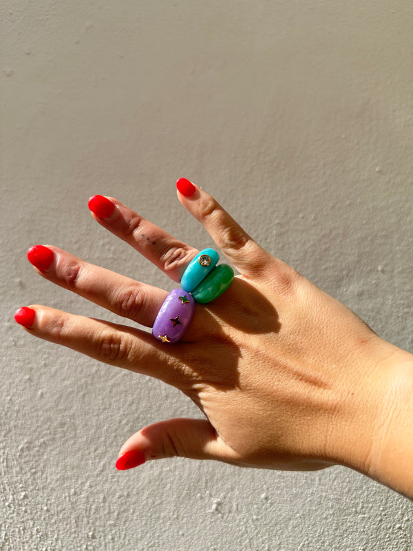 Anillo Resina Fancy Redondo Morado Nacarado Con Adornos en Dorado