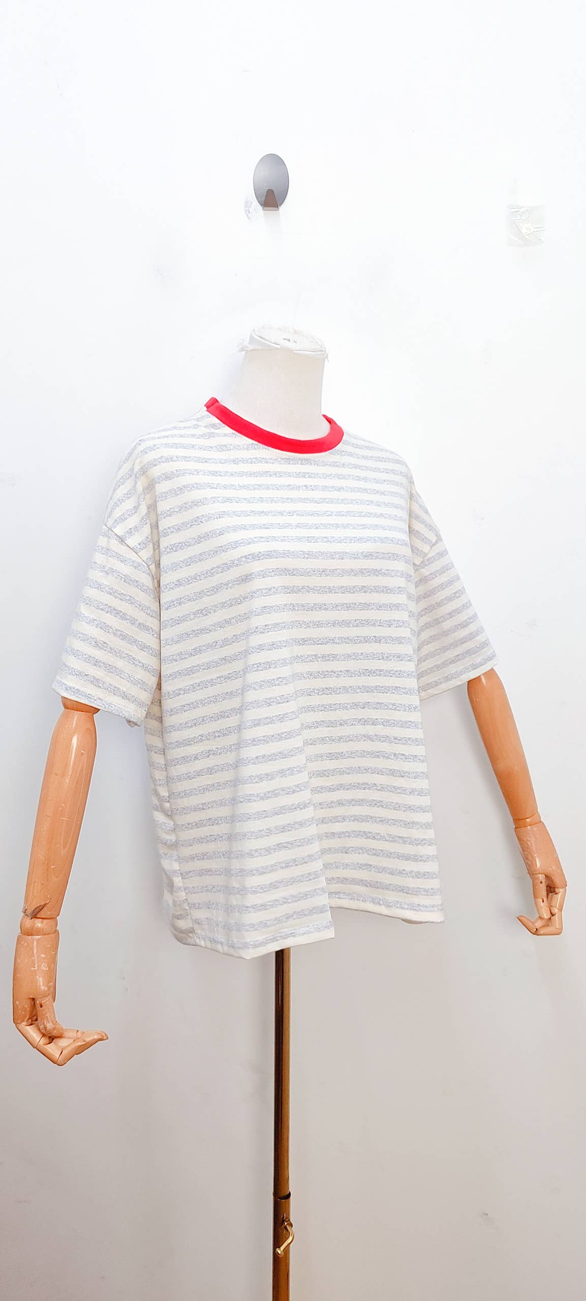 Camiseta de rayas de manga corta rosa y azul