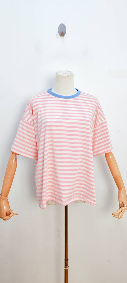 Camiseta de rayas de manga corta rosa claro