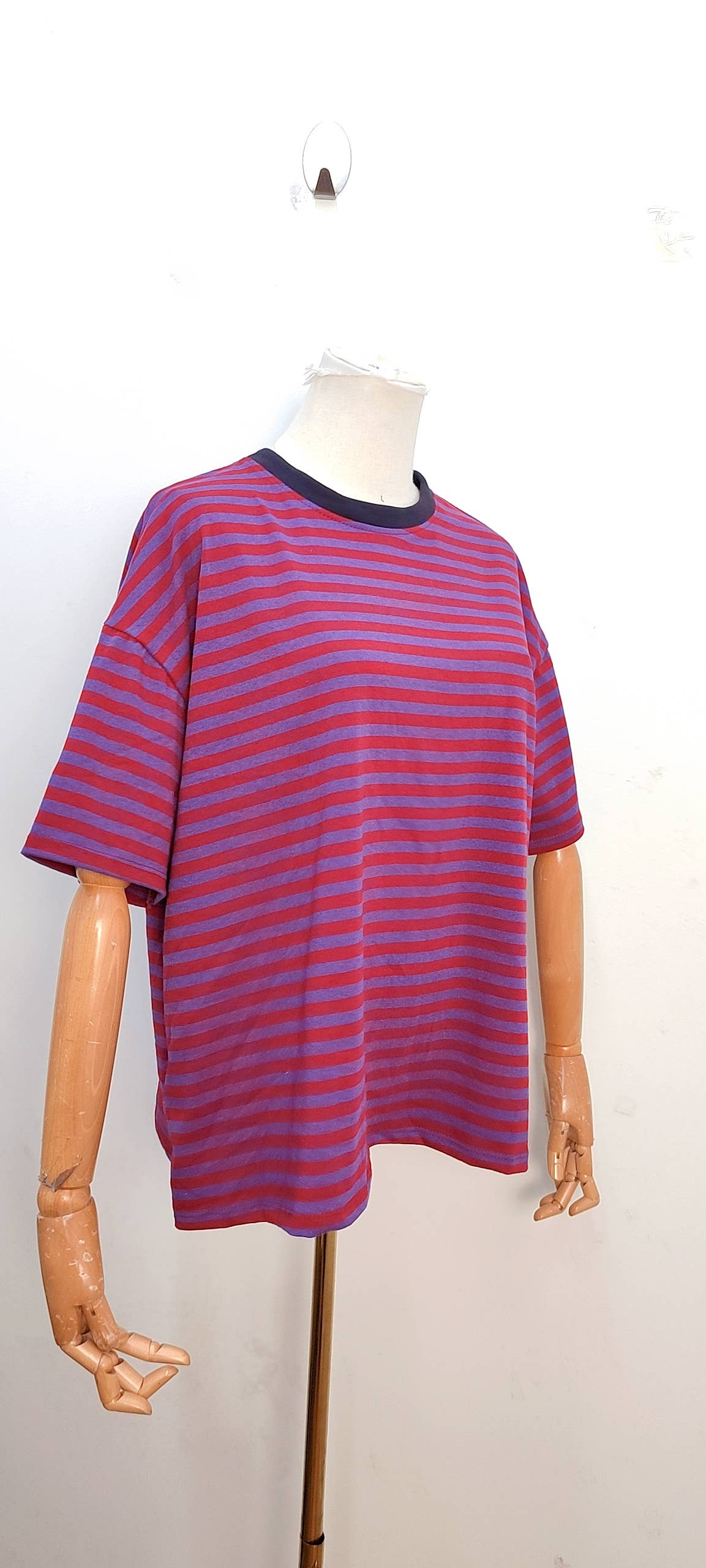 Camiseta de rayas de manga corta rosa y amarillo