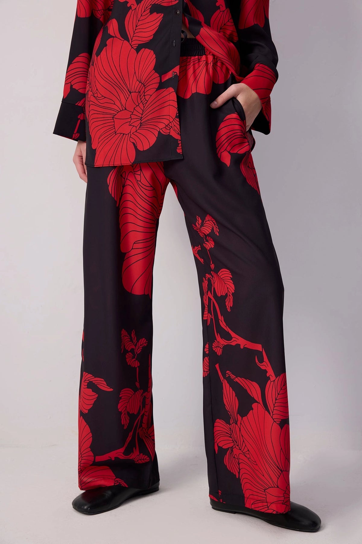 Pantalón Floral de Pernera Ancha Negro Flores Rojas