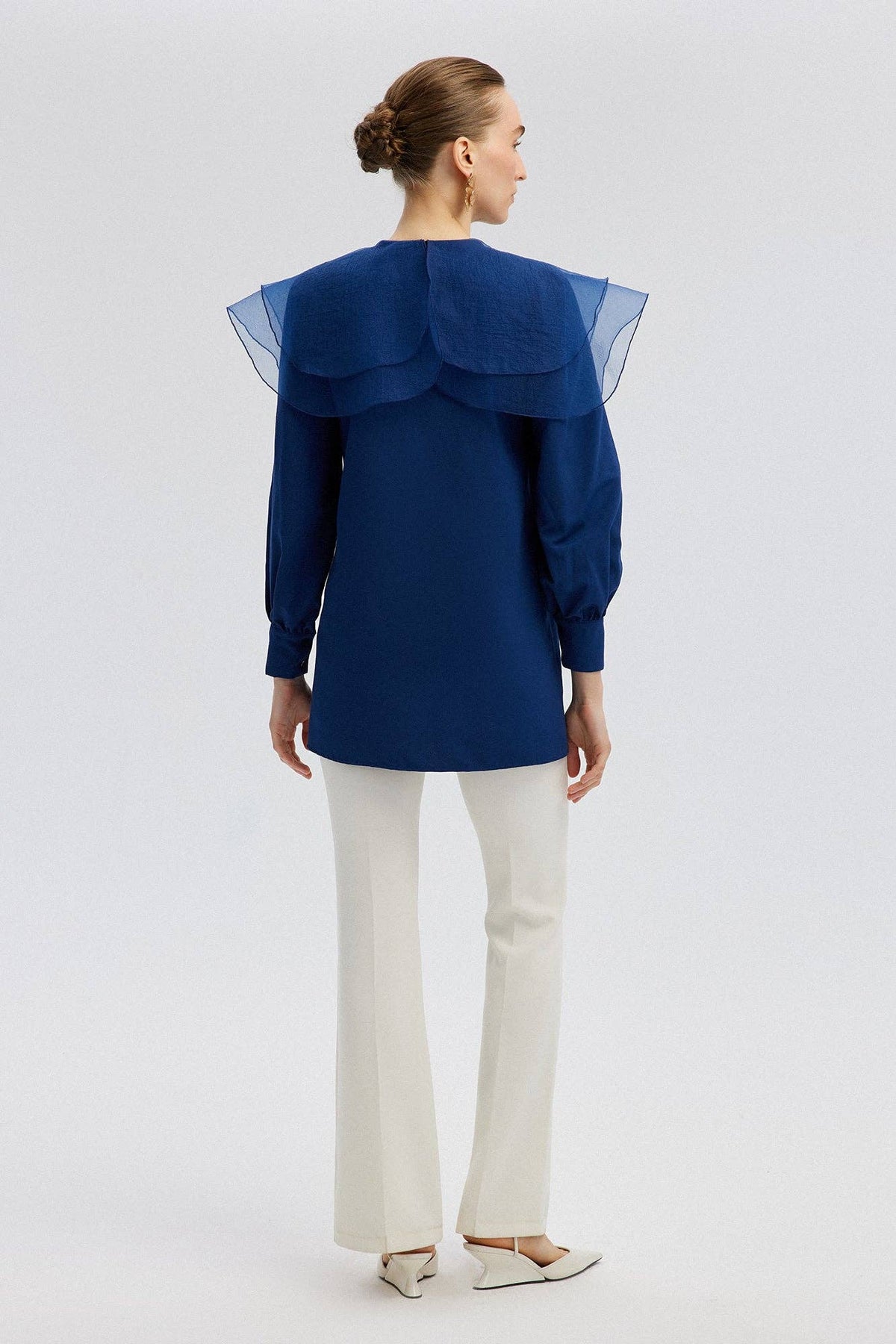 Camisa de Lino con Cuello de Organza Azul Marino